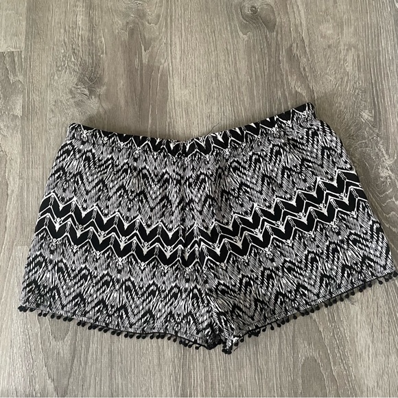 No Boundaries Black and White Shorts Size Medium 7/9 - Picture 4 of 4